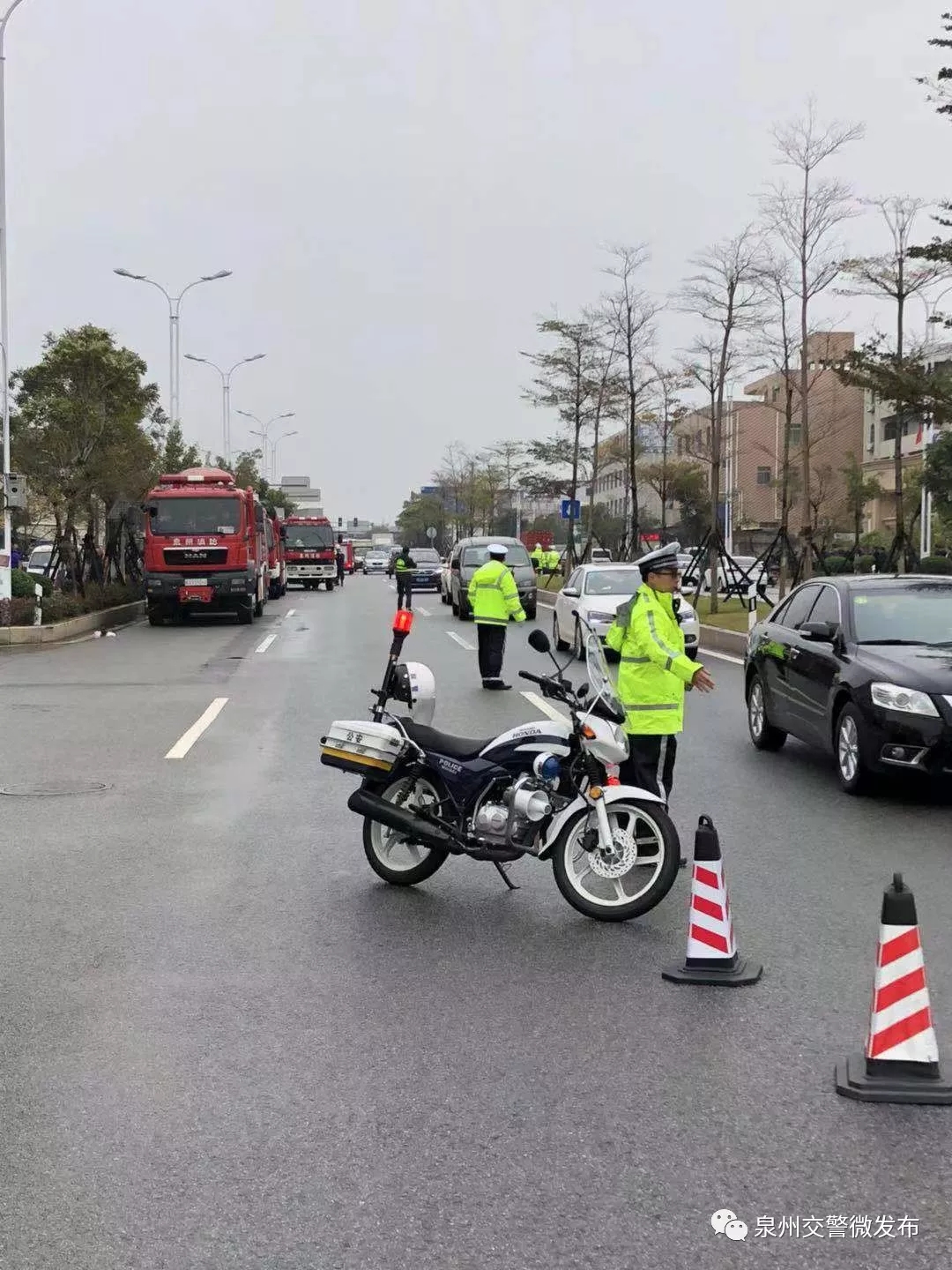 【救助】 雨天路堵,泉州交警緊急開道.